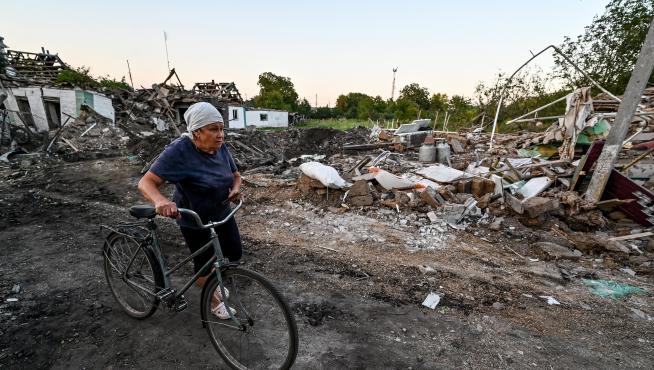 Una mujer observa los destrozos causados por el bombardeo ruso en Chaplino.
