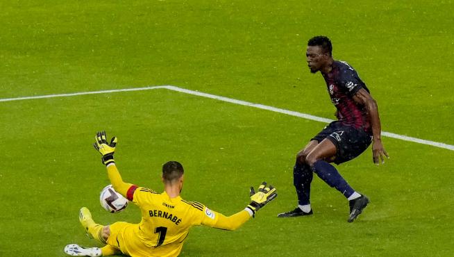 Bernabé saca con el pie un mano a mano a Kanté.