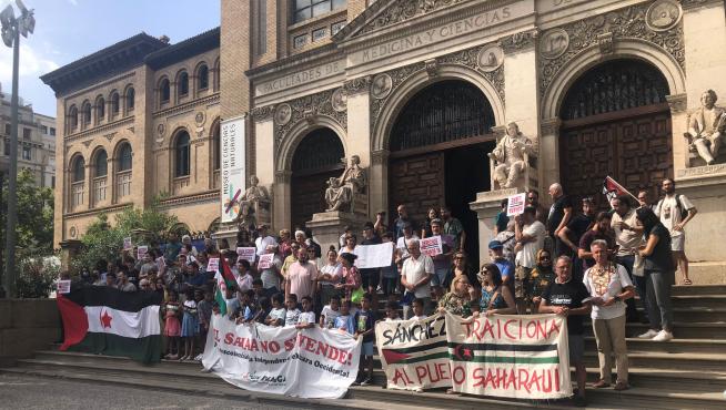 Los participantes de Vacaciones en Paz se concentran en la plaza de Aragón para reivindicar la situación del Sahara Occidental.
