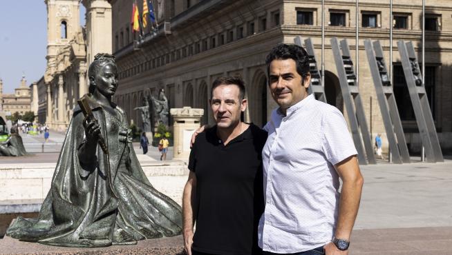 Los concursantes Miguel Anchel y Rubén Alcubierre, funcionarios del Ayuntamiento de Zaragoza, ayer en la plaza del Pilar.