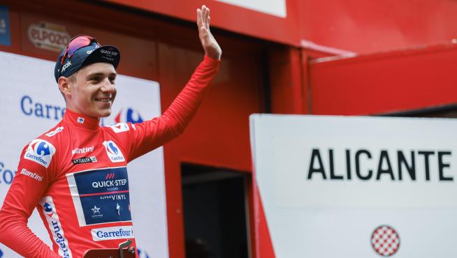 El ciclista belga Remco Evenepoel con el maillot rojo de líder de la clasificación general en la décima etapa de La Vuelta