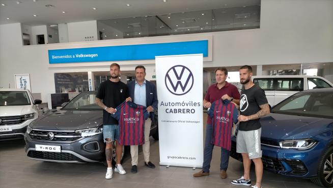Sielva, junto a Carrillo y Manolo Torres, en el concesionario de Automóviles Cabrero, uno de los patrocinadores oficiales de la SD Huesca.
