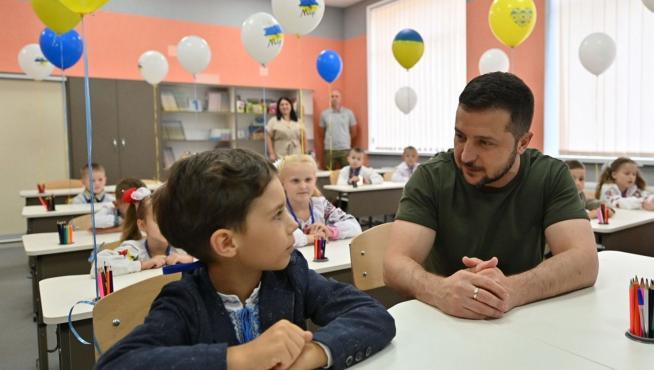Volodimir Zelenski ha visitado una escuela de Irpin