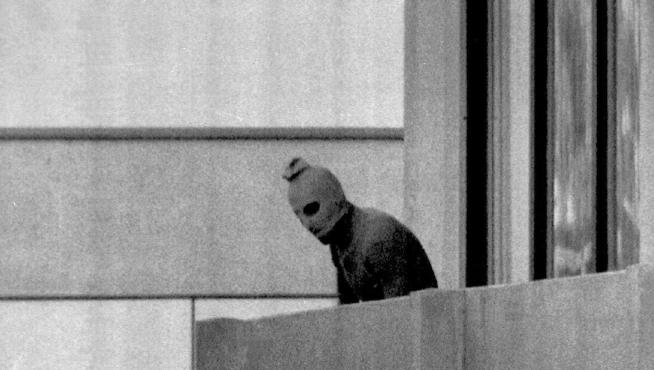Un terrorista de 'Septiembre Negro', en el balcón del edificio donde tenían secuestrados a los deportistas.