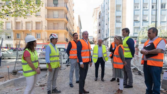 El alcalde, Jorge Azcón, ha visitado este lunes las obras de la calle de Félix Latassa.