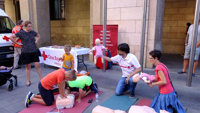 Foto de archivo de un taller de primeros auxilios de Cruz Roja en Huesca.