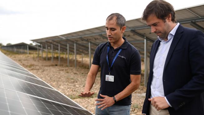 Ignacio Cortés, responsable del proyecto de descarbonización de Stellantis Zaragoza, y Javier Martínez, director general de Prosolia, en el parque fotovoltaico ubicado en las instalaciones de Opel España en Figueruelas.