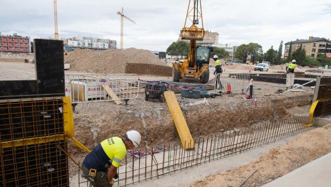 Operarios de las empresas contratistas, este jueves en los trabajos de construcción del nuevo parque.