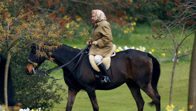 Isabel II sobre un caballo