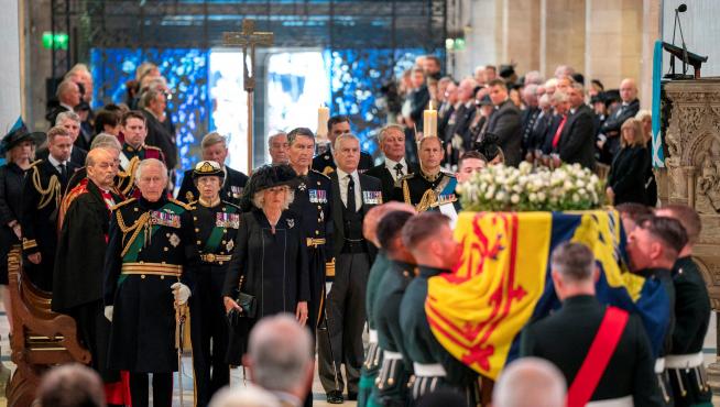 Pallbearers carry the coffin of Britain's Queen Elizabeth into St. Giles' Cathedral, in Edinburgh, Scotland, Britain September 12, 2022. REUTERS/Russell Cheyne/Pool BRITAIN-ROYALS/QUEEN