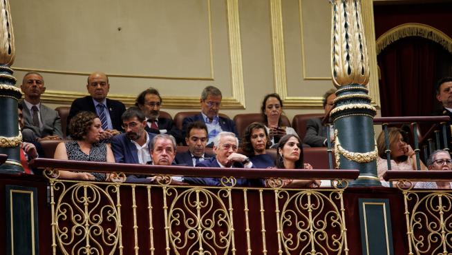 El presidente del Parlamento aragonés, Javier Sada (3d), durante una sesión plenaria en el Congreso de los Diputados