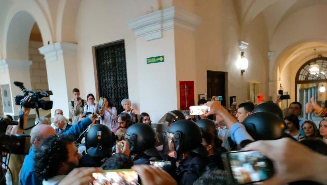 Protesta contra Macarena Olona en la Universidad de Granada