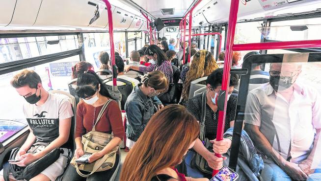 Un autobús de Zaragoza lleno de pasajeros durante un momento de los paros