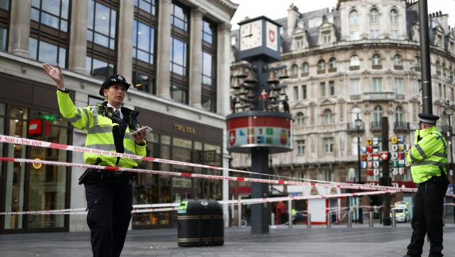 Cordón policial donde han sido apuñalados dos policías en Londres.