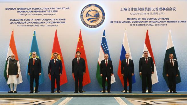 Fotos de familia de la cumbre de la OCS: Modi, Takayev, Japarov, Xi, Mirziyoyev, Putin, Rahmon y Sharif.