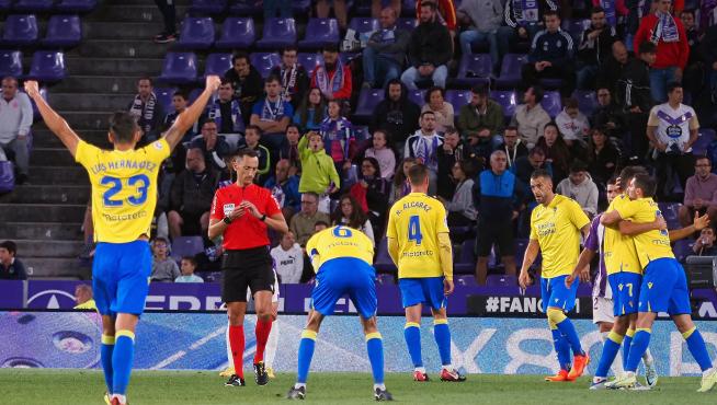 Los jugadores del Cádiz celebran su triunfo ante el Valladolid