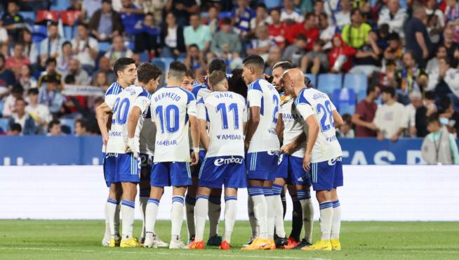 Los futbolistas del Real Zaragoza, en plena conjura antes del iniciar el segundo tiempo ante el Sporting de Gijón.