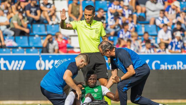 Soko es atendido tras recibir un golpe en el costado durante el partido con el Alavés.