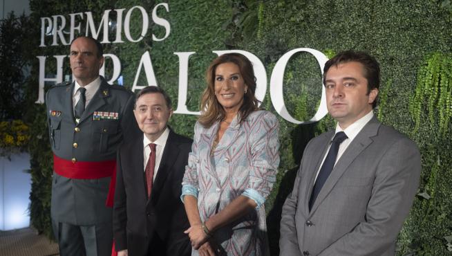 los premiados, de izquierda a derecha, el General Jefe de la zona de Aragón de la Guardia Civil, Francisco Javier Almiñana; Federico Jiménez Losantos; Pilar García de la Granja y Serhii Pohoreltsev.