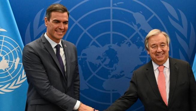 Pedro Sánchez estrecha la mano de Antonio Guterres