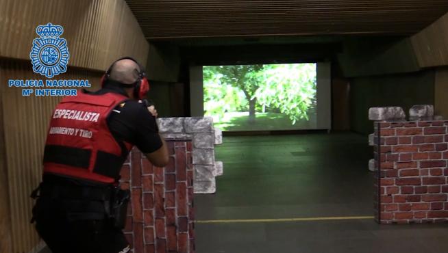 Agente de la Policía Nacional en una de las galerías de tiro virtual