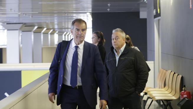 Eloy Valero, a la derecha, junto a su abogado, Javier Osés, en los pasillos de los juzgados de Zaragoza.