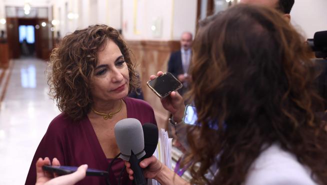 María Jesús Montero atiende a los medios este jueves.