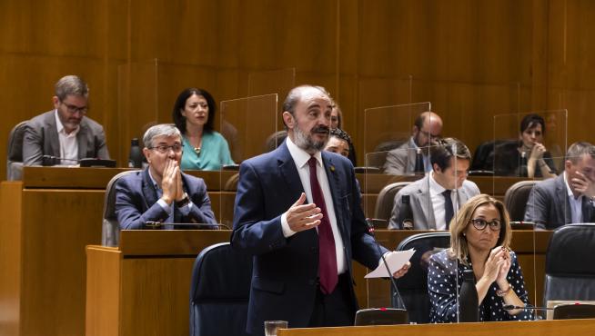 El presidente aragonés, Javier Lambán, en su respuesta al PP en la sesión de control de las Cortes.
