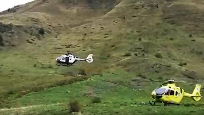 Los helicópteros de la Guardia Civil y el 112 durante el rescate.