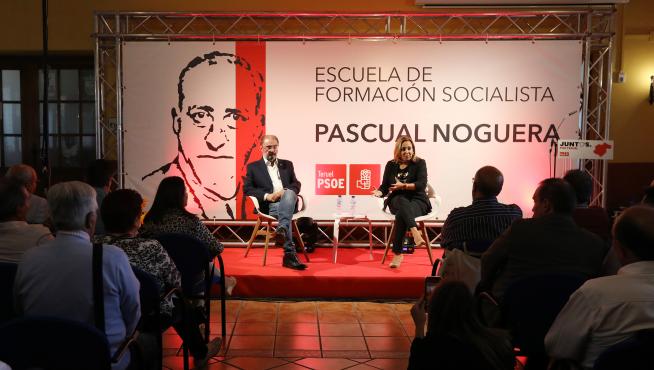 Javier Lambán y Mayte Pérez se dirigen a los asistentes a la II Escuela de Formación Socialista 'Pascual Noguera'.