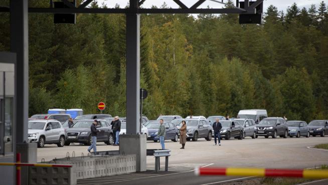Una fila de coches intentando abandonar Rusia hacia Finlandia este viernes.