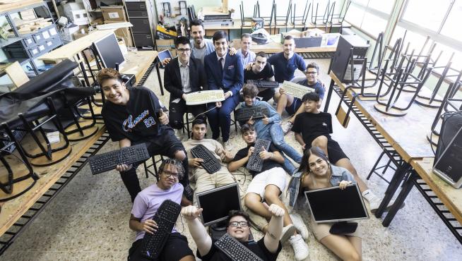 Alumnos y profesores de Escolapias Santa Engracia en una de las aulas del colegio.