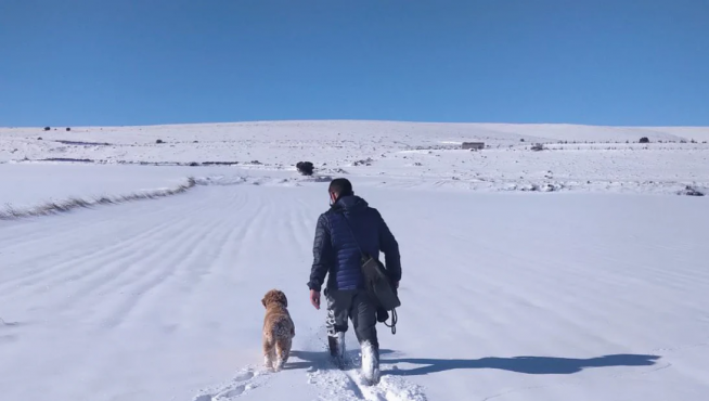 Alejandro y su perro Pipo, el invierno pasado, en el campo