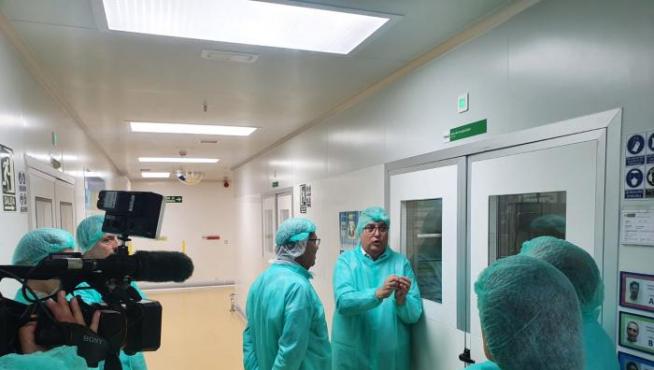 El vicepresidente del Gobierno de Aragón, Arturo Aliaga, vista la planta de Teva en Zaragoza.