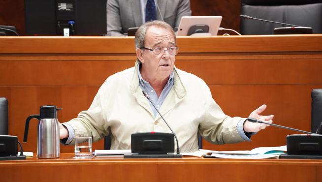 El consejero de Hacienda, Carlos Pérez Anadón, en su comparecencia parlamentaria de este lunes a petición del PP.