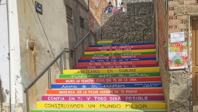 Las 'Escaleras de la esperanza' pintadas por usuarios y tutores de la Fundación Valentia de Fraga.