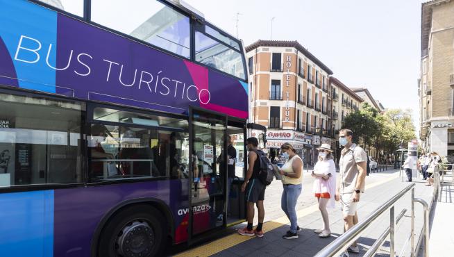 Un grupo de turistas, subiéndose este verano el bus turístico de Zaragoza.