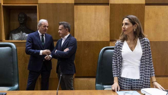 Jorge Azcón, Víctor Serrano (Cs) y María Navarro (PP), al inicio del pleno.