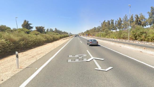 Un fallecido y tres heridos tras un accidente entre un camión y una autocaravana en Sevilla