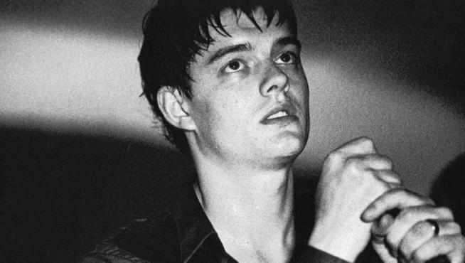 Sam Riley encarnando a Ian Curtis, de Joy Division, en el 'biopic' Control