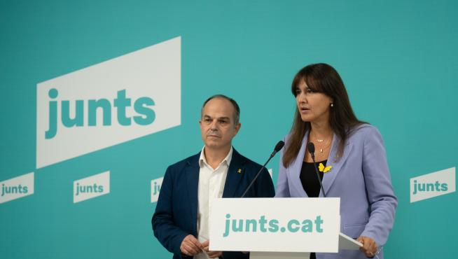 La presidenta de Junts, Laura Borràs, responde a los medios tras una reunión en la sede del partido