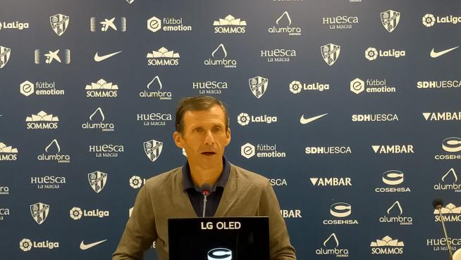 Cuco Ziganda, técnico de la SD Huesca, en la rueda de prensa previa al partido con el Granada.