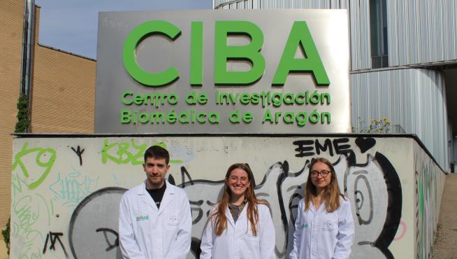 Álvaro Blanes, Ana Redrado y Vira Sharko en el Centro de Investigación Biomédica de Aragón (CIBA).