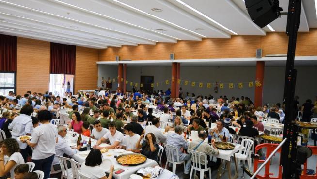 Los grupos se reunieron en el multiusos para degustar las paellas preparadas previamente.