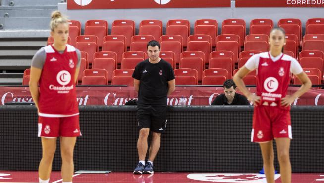 El entrenador del Casademont Zaragoza, Carlos Cantero, durante el entrenamiento de este martes en el Príncipe Felipe.