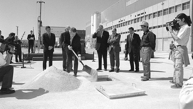 El entonces presidente de Aragón, Santiago Lanzuela, coloca la primera piedra de la factoría Saica, que se construiría en El Burgo de Ebro, el 14 de abril de 1999.