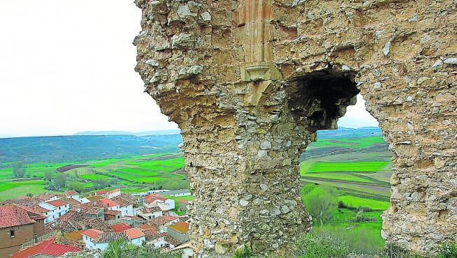 Restos de la torre del homenaje del castillo de Cutanda y, al fondo, el casco urbano.