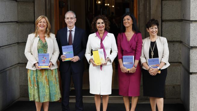 La Ministra de Hacienda junto con secretarios de Estado presentó ayer los presupuestos en el Congreso.