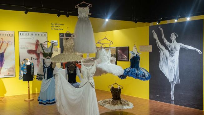 La muestra reúne fotografías, objetos personales y vestuario de numerosos bailarines.