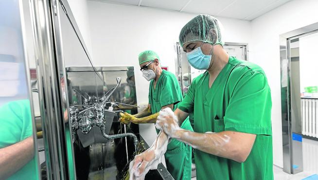 Cirujanos ortopédicos del Clínico se preparan para intervenir en la Clínica del Pilar.
